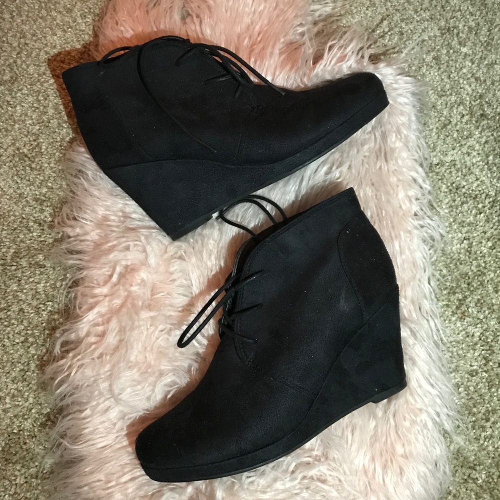 Black wedges